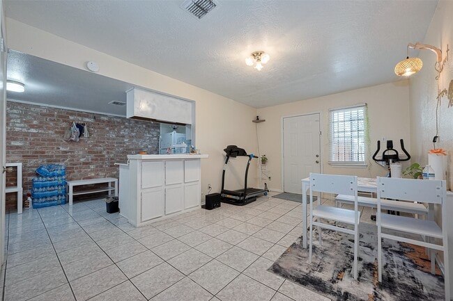 Building Photo - 12223 Sharpview Dr