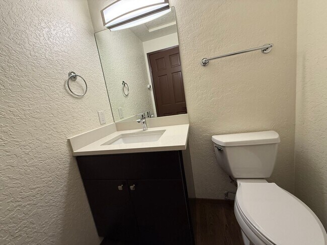 Building Photo - 3 Bed 2.5 Bath in the Heart of Bellevue