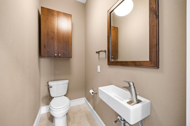 Building Photo - 5707 Schuler St