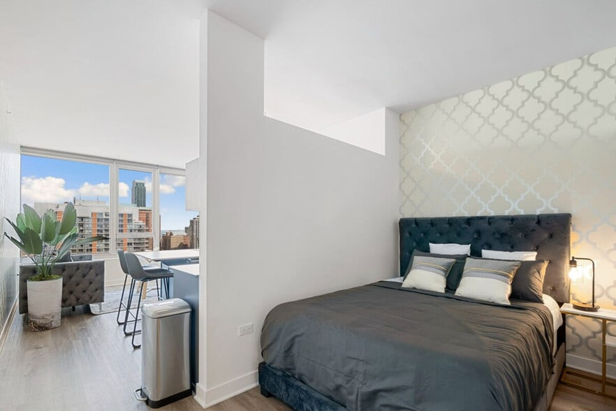 Building Photo - 347 S Clark St