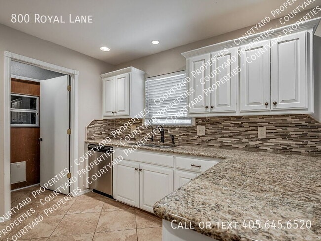 Building Photo - 800 Royal Ln