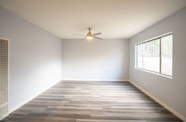 Building Photo - 2 Bed 1 Bath Remodeled Apartment in Long B...