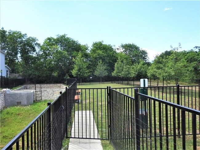Building Photo - Gorgeous Condo in Desirable East Austin Lo...