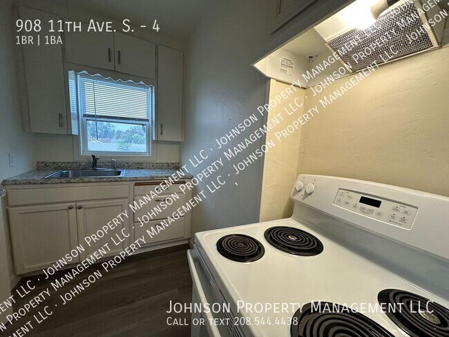 Building Photo - 908 11th Ave S