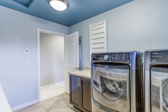 Building Photo - Gorgeous Large Home