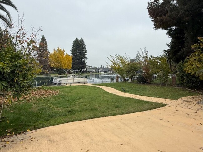 Building Photo - Spacious NW 2 story home locate in The Lakes available soon!