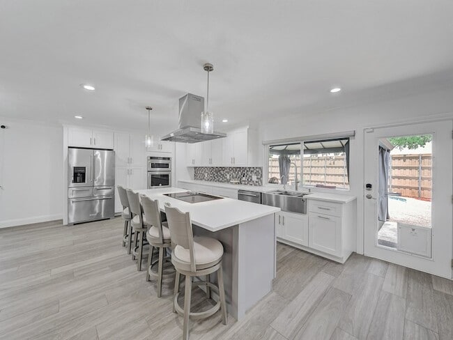 Building Photo - 1121 Bass Dr