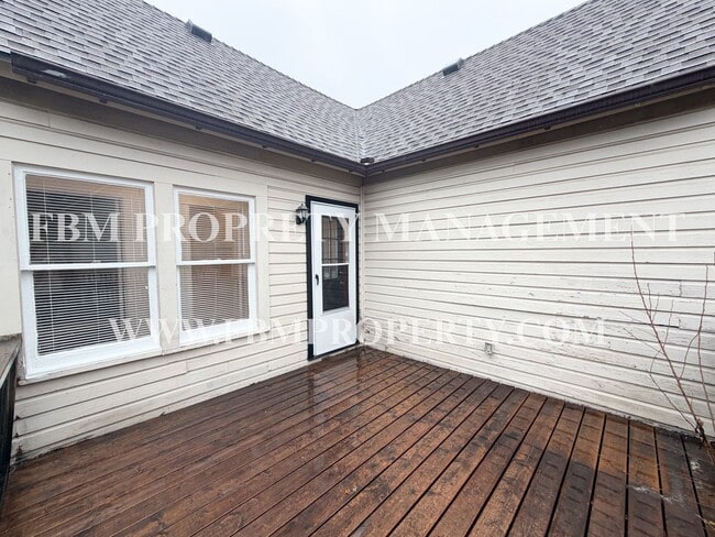 Building Photo - 310 E Parks Ave