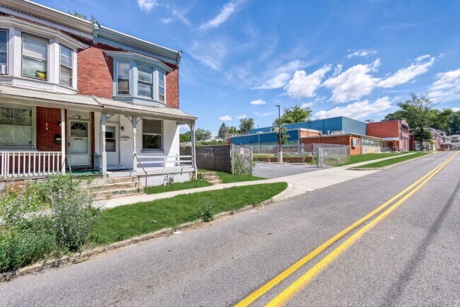 Building Photo - Newly Renovated 3 Bedroom, 1 Bathroom Townhouse