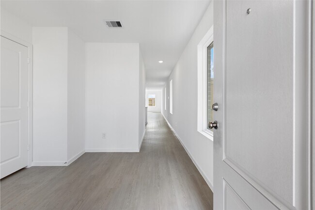 Building Photo - 16854 Great Highlands Dr