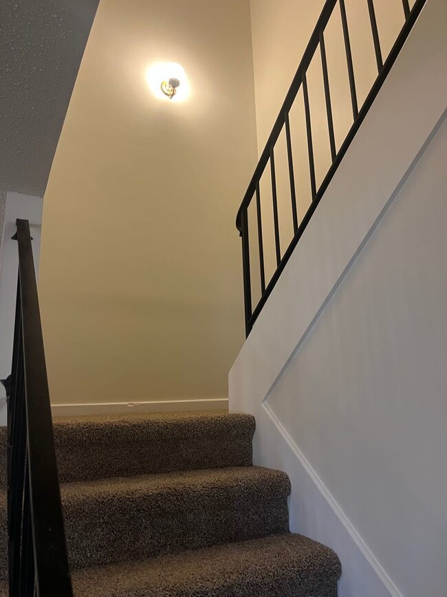 Building Photo - Spacious 2 bdrm/1.5 bath townhome in Cedar...