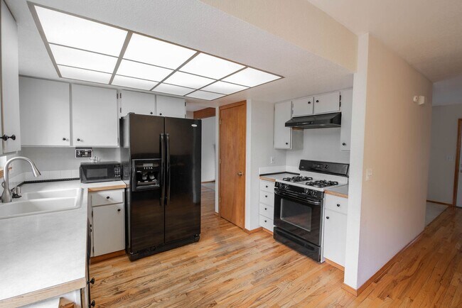 Building Photo - Spacious 3-Bed Home in Hayden Lake with La...