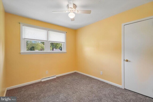 Building Photo - 2176 Meadowview Dr