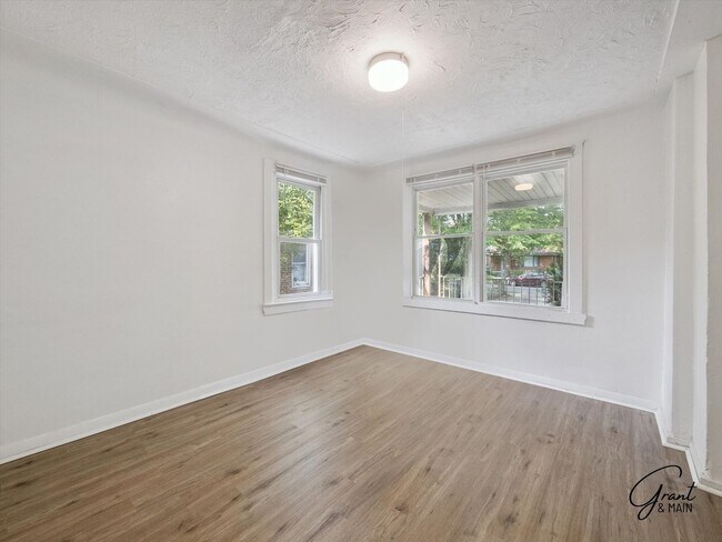 Building Photo - $1200 3 bedroom bungalow