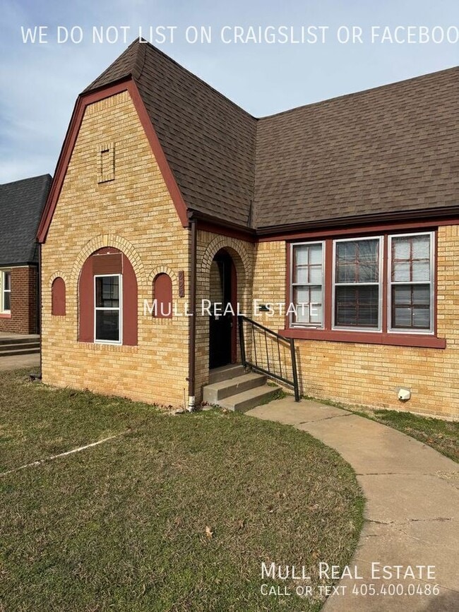 Building Photo - 825 NE 24th St