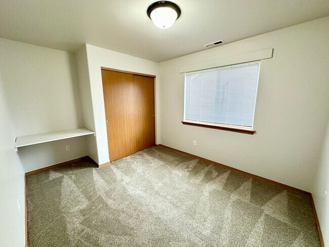 Building Photo - Charming 3 Bedroom Home