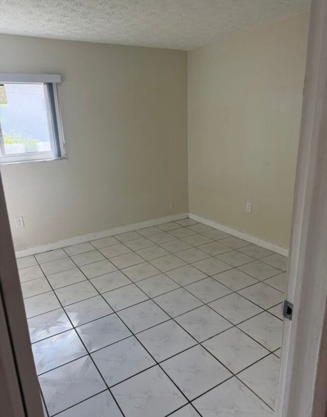 Building Photo - Private Bedroom w/ Private Bath in Spacious 1,100 Sq Ft Home – Prime Location