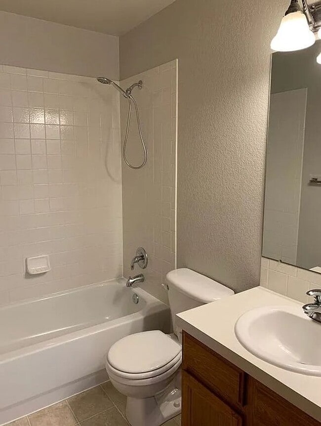 Building Photo - Spacious Single-Family Home in Established Wellington Neighborhood