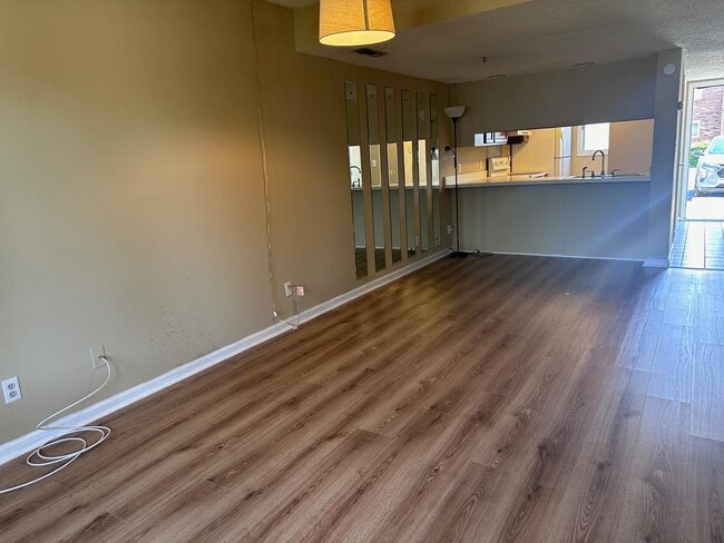 Building Photo - 401 Garden Dr