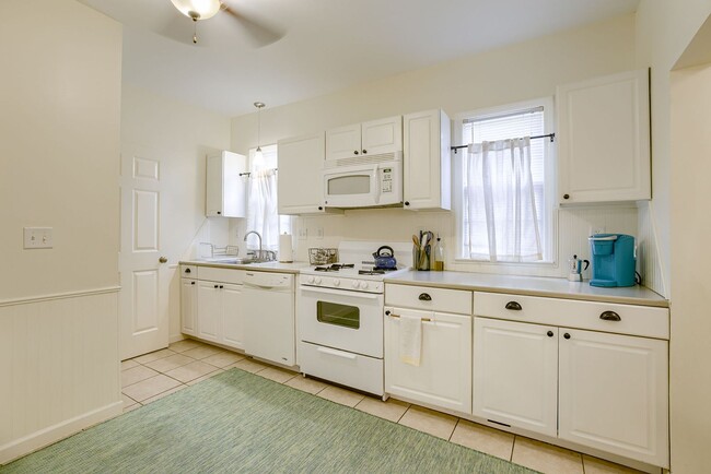 Building Photo - Charming 2 Bedroom with Fenced Yard & Parking Near Old Market!