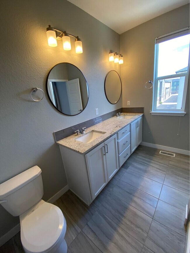 Building Photo - 612 E Hinsdale Ave