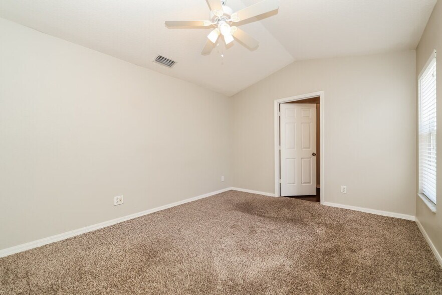 Building Photo - 10523 Lakeside Vista Dr