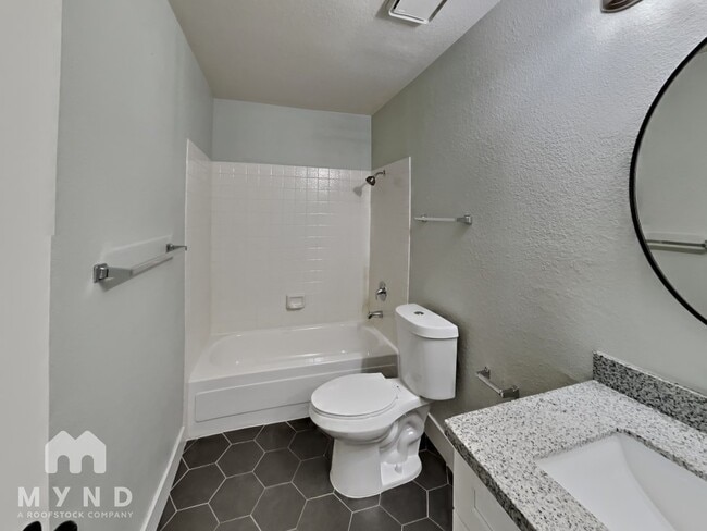 Building Photo - 4336 N Fox Point Dr