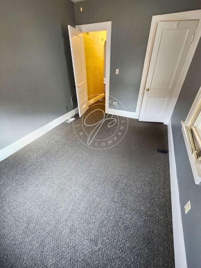 Building Photo - 3 bed! Bonus space in basement