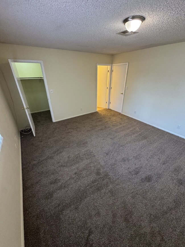 Building Photo - 2 bedroom 2 bath Single Story located in H...