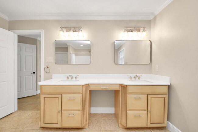 Building Photo - 2215 Gardenia Dr