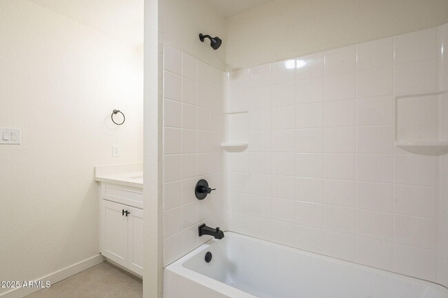 Building Photo - 2732 W Tuckey Ln