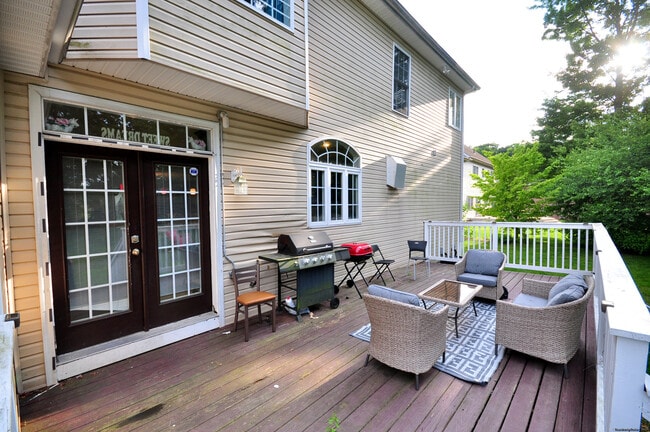 Building Photo - 3 Maplecrest Ln