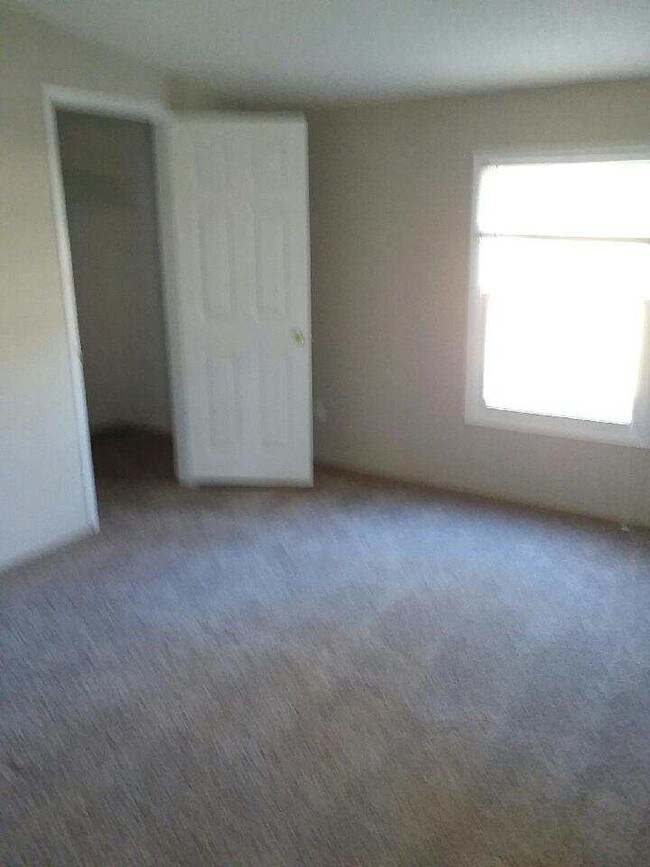 Building Photo - 325 E Jewett Ave