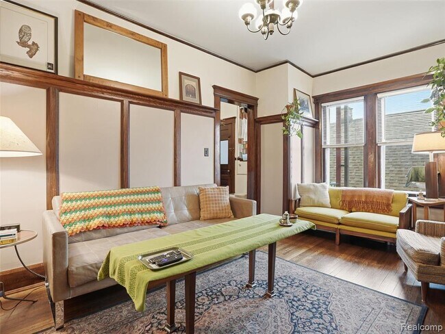 Building Photo - 2000 Dalzelle St