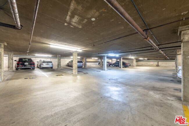 Building Photo - 532 N Rossmore Ave