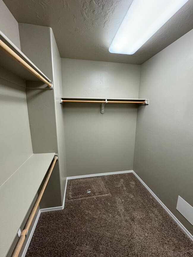 Building Photo - Charming 3-bedroom, 2-bathroom home locate...