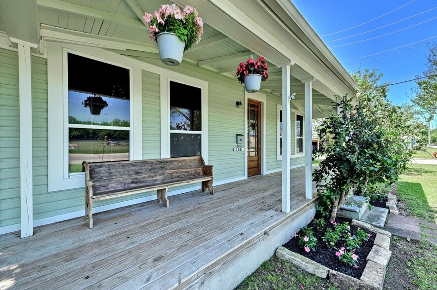 Your very own front porch waving pew! - 1201 Farm St