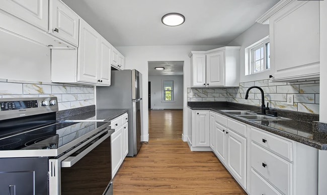 Building Photo - 867 E 12th Ave