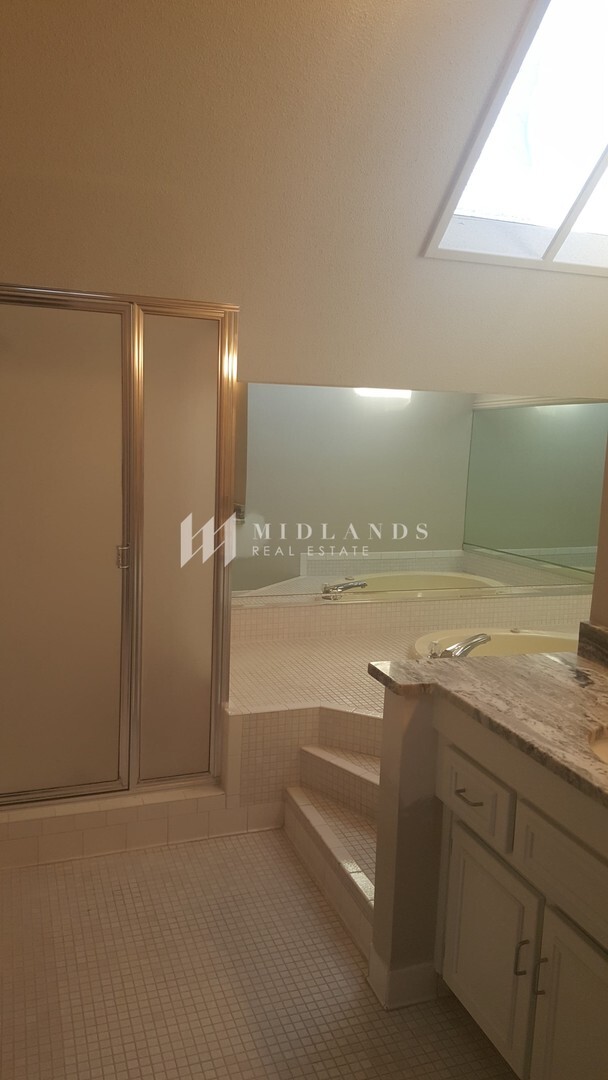 Building Photo - Stunning Updated Rockbrook Home