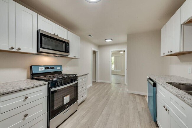 Building Photo - Welcome to this beautifully maintained hom...
