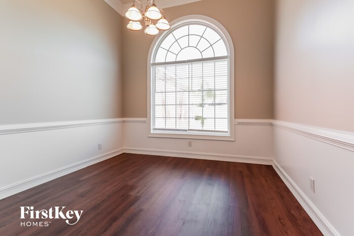 Building Photo - 715 Roland Manor Dr