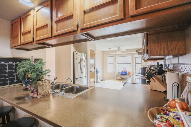 Building Photo - 3 Bedroom 2 Bath Home