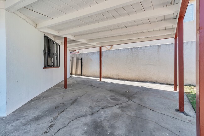 Building Photo - 905 N Albertson Ave