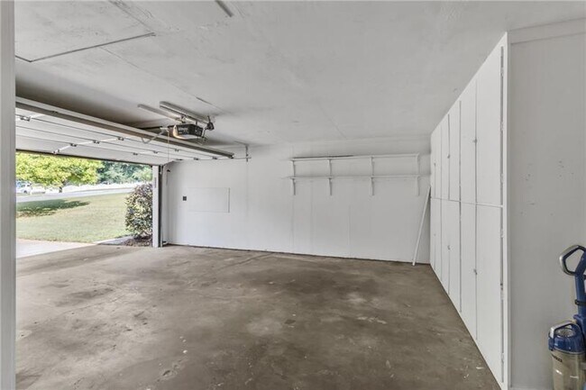 Building Photo - 3040 Clearbrook Dr