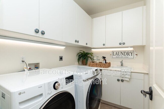 Building Photo - 409 N Cedros Ave