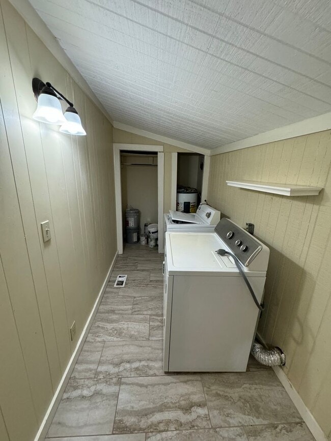 Building Photo - Updated 2/1 House in Old East Rome $995