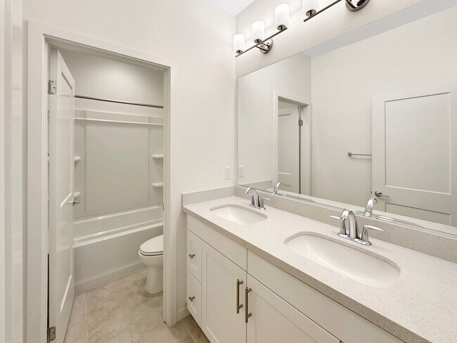Building Photo - Spacious 4Bd/3.5Ba Home in Gated Lake Fore...