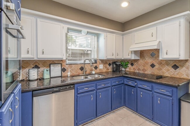 Building Photo - 11307 Canyon Trail Dr