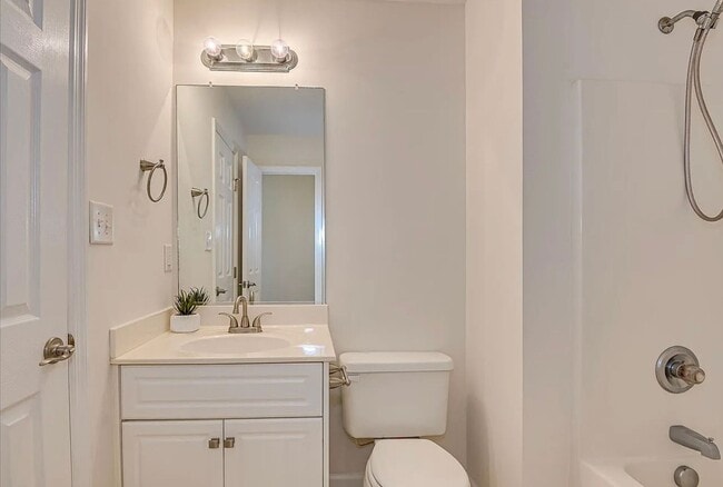 Building Photo - Updated 2 BR, 2 BA Townhome