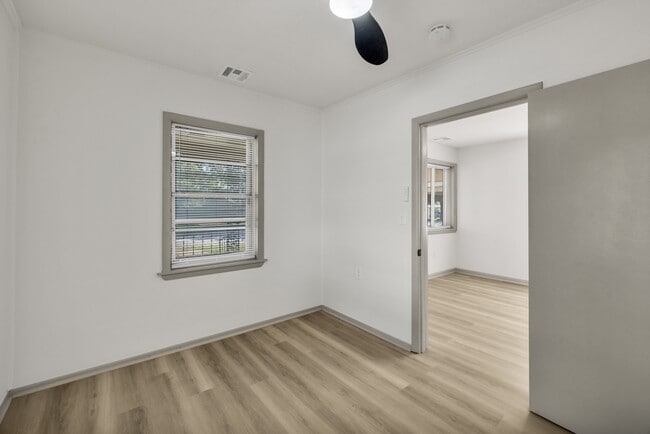 Building Photo - 114 E Ross Ave